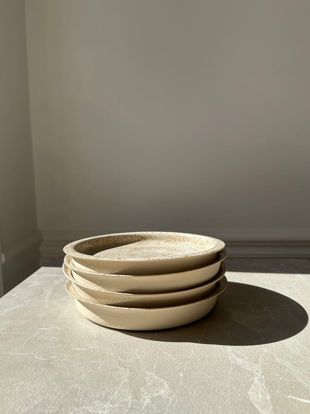Assiette beige moucheté - Macchiato
